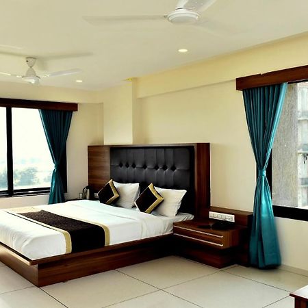 Hotel Royal Square By Sky Stays Ahmedabad Bagian luar foto
