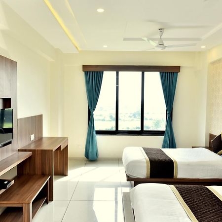 Hotel Royal Square By Sky Stays Ahmedabad Bagian luar foto