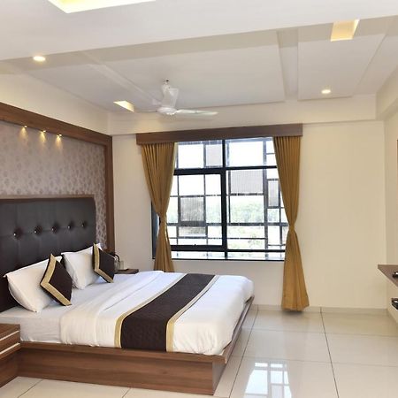 Hotel Royal Square By Sky Stays Ahmedabad Bagian luar foto
