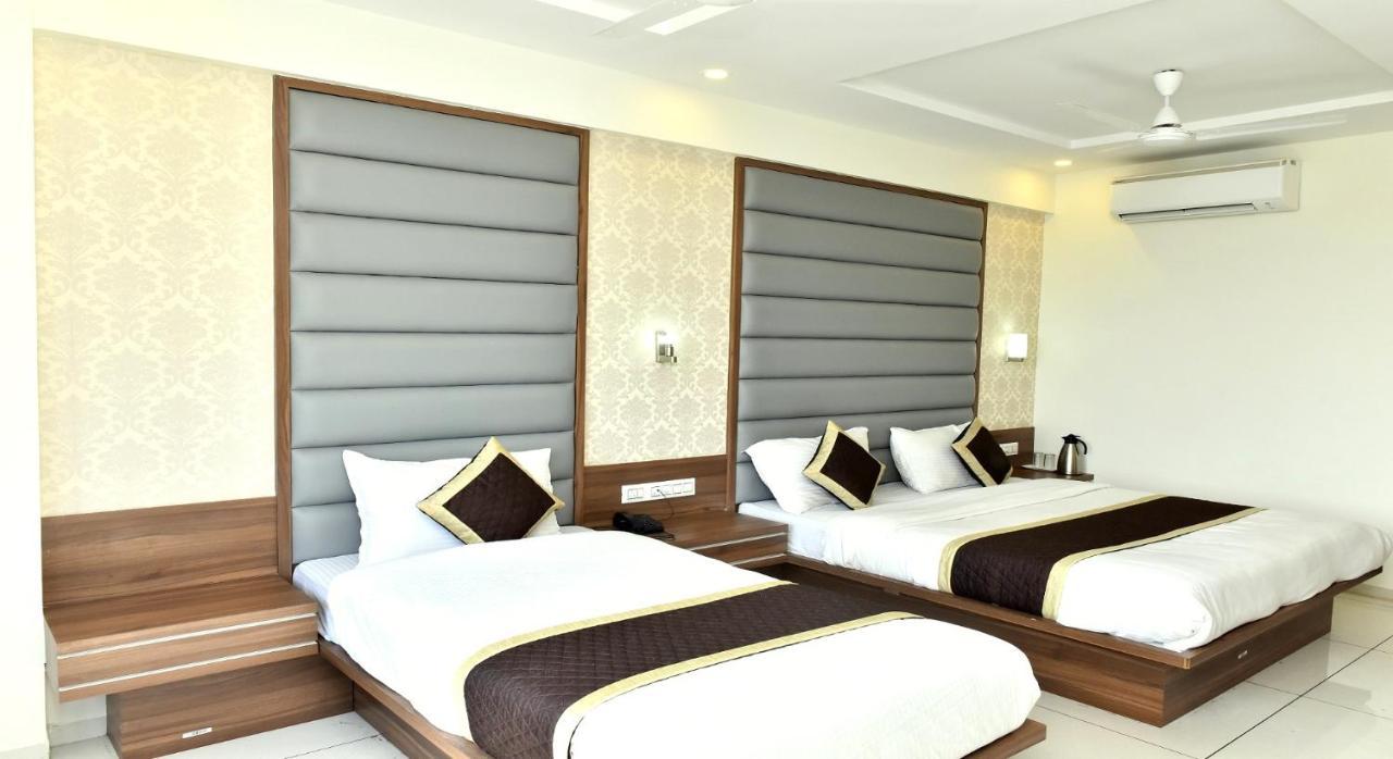 Hotel Royal Square By Sky Stays Ahmedabad Bagian luar foto