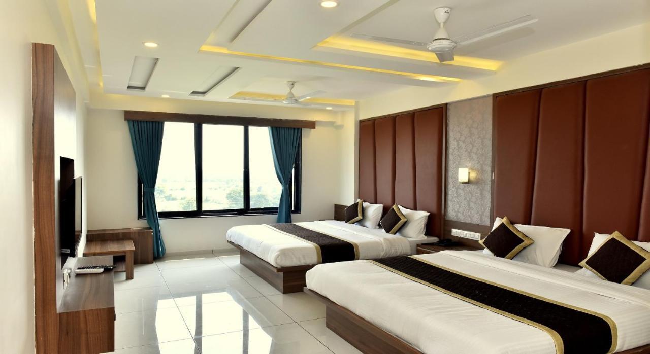 Hotel Royal Square By Sky Stays Ahmedabad Bagian luar foto