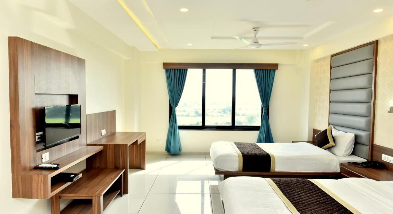 Hotel Royal Square By Sky Stays Ahmedabad Bagian luar foto