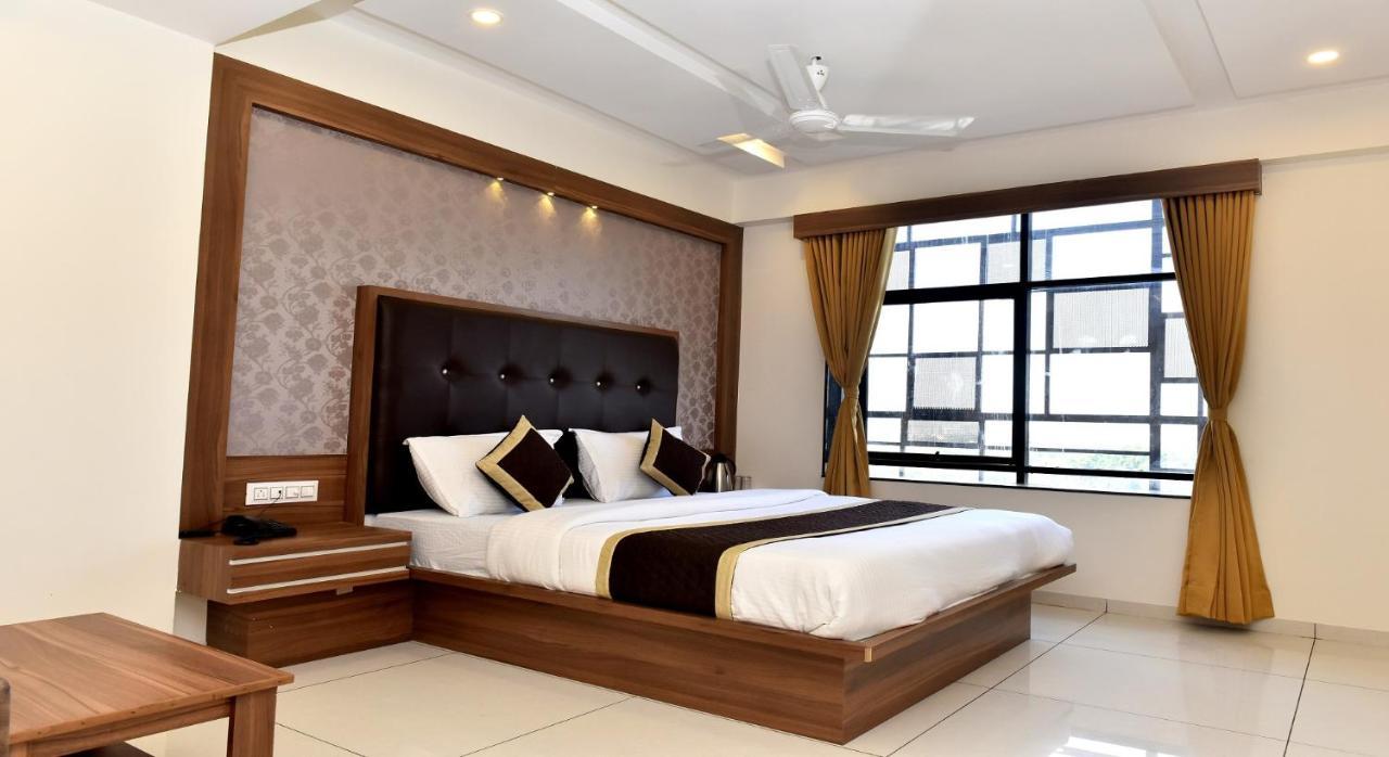 Hotel Royal Square By Sky Stays Ahmedabad Bagian luar foto