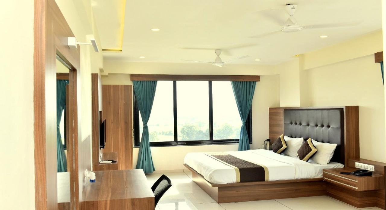Hotel Royal Square By Sky Stays Ahmedabad Bagian luar foto