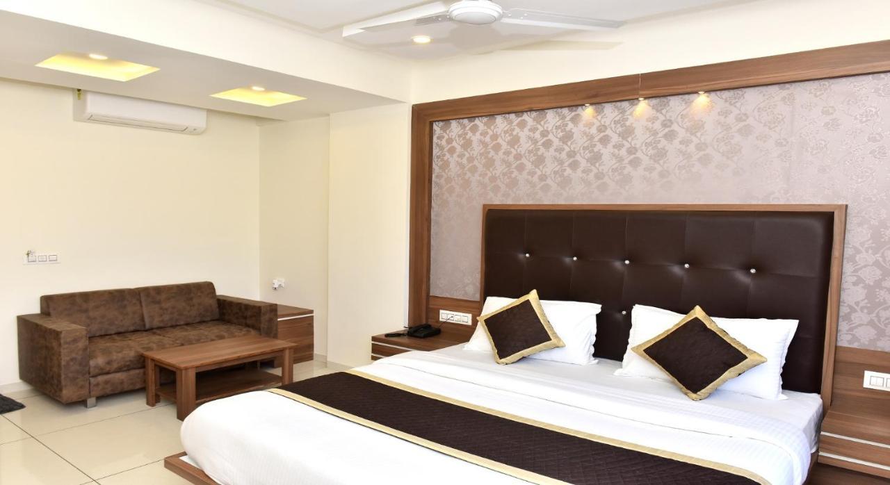 Hotel Royal Square By Sky Stays Ahmedabad Bagian luar foto