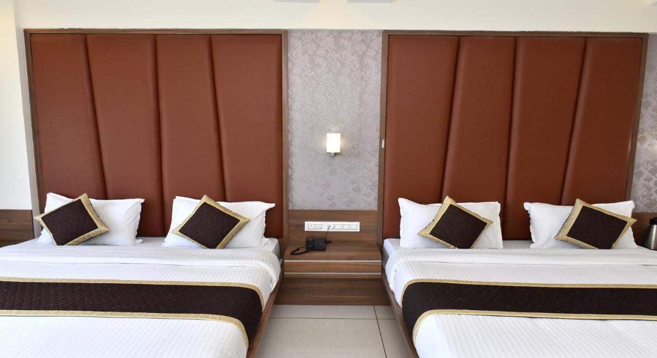 Hotel Royal Square By Sky Stays Ahmedabad Bagian luar foto