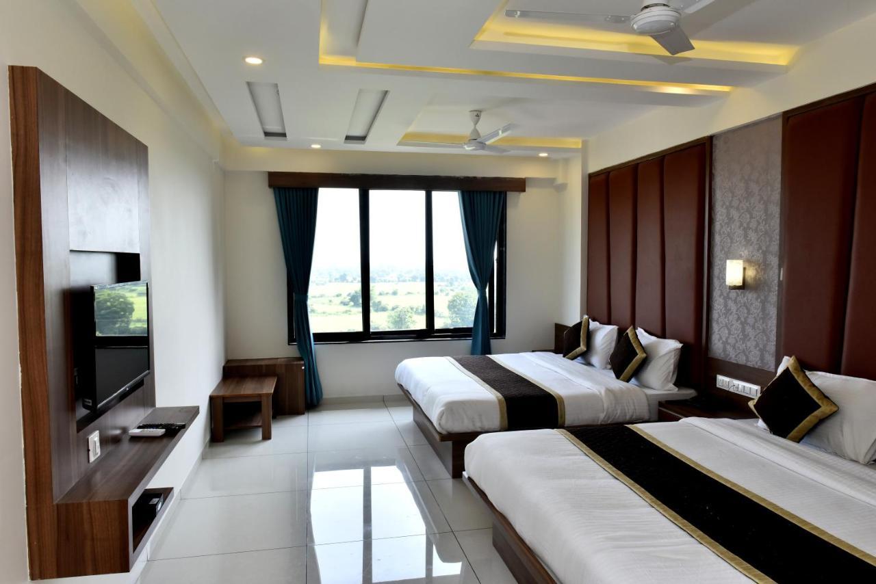 Hotel Royal Square By Sky Stays Ahmedabad Bagian luar foto