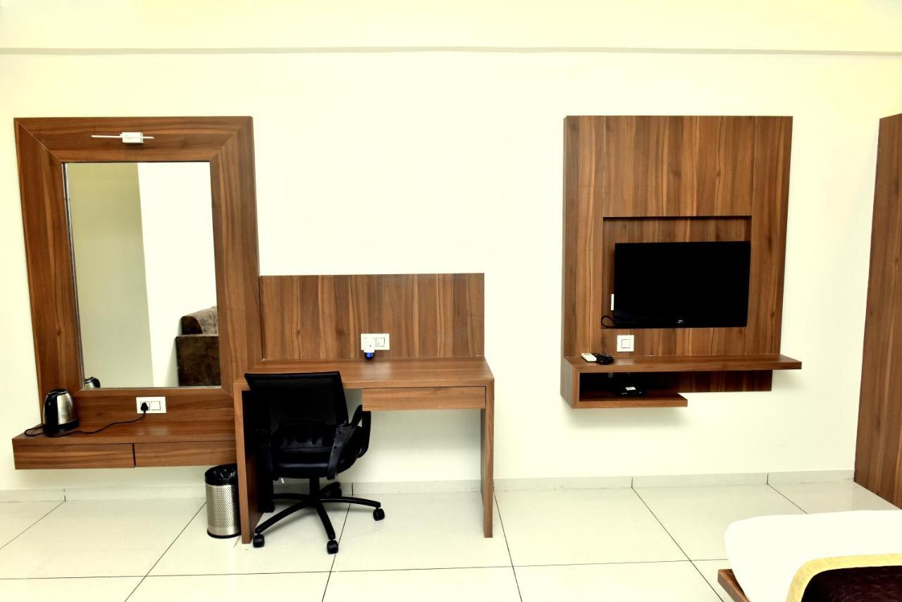 Hotel Royal Square By Sky Stays Ahmedabad Bagian luar foto