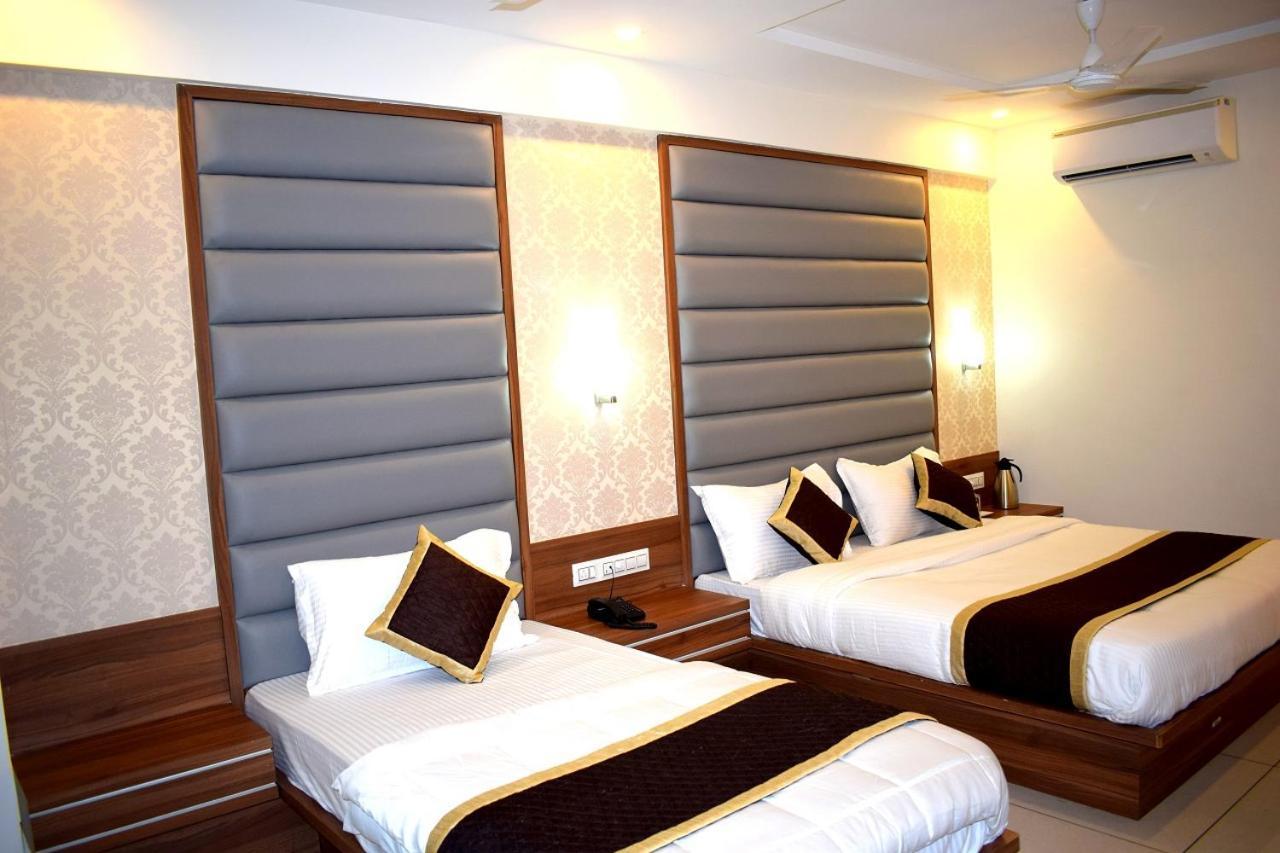 Hotel Royal Square By Sky Stays Ahmedabad Bagian luar foto