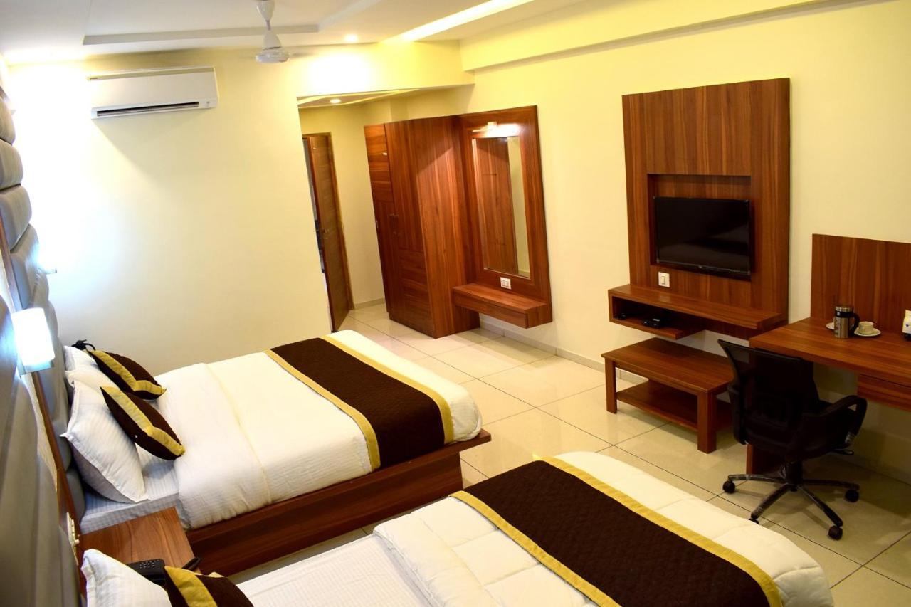 Hotel Royal Square By Sky Stays Ahmedabad Bagian luar foto