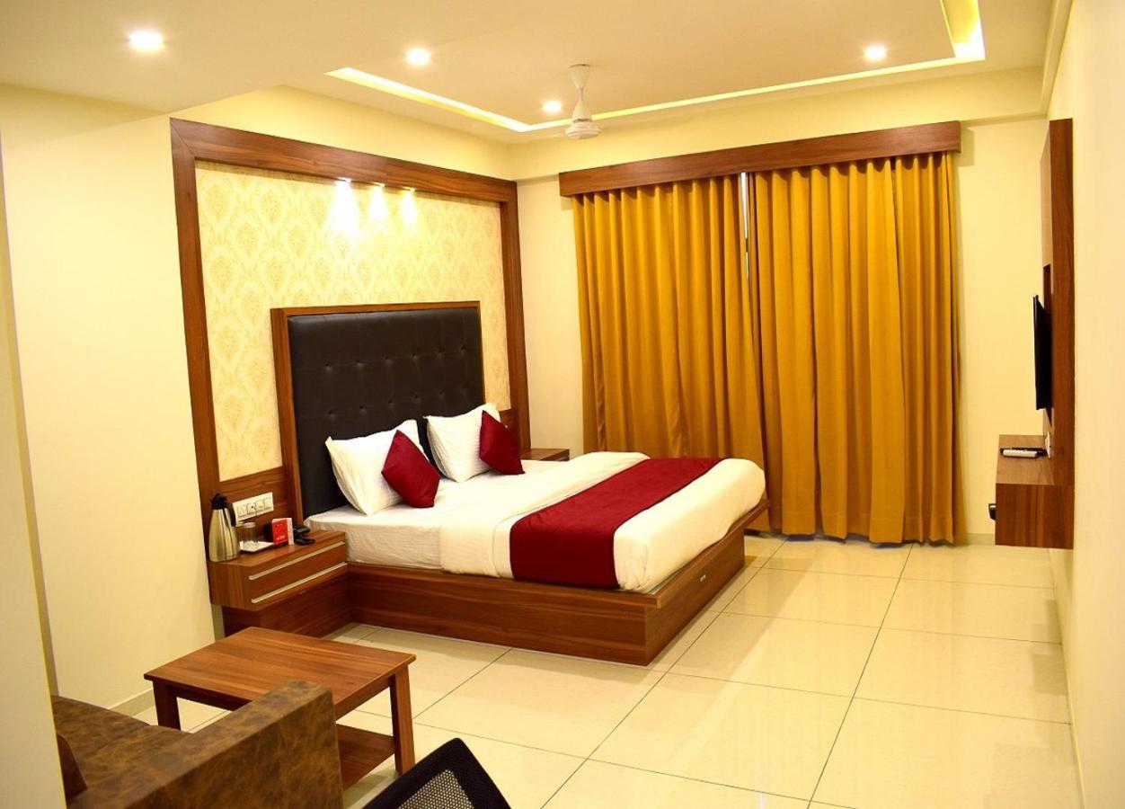 Hotel Royal Square By Sky Stays Ahmedabad Bagian luar foto