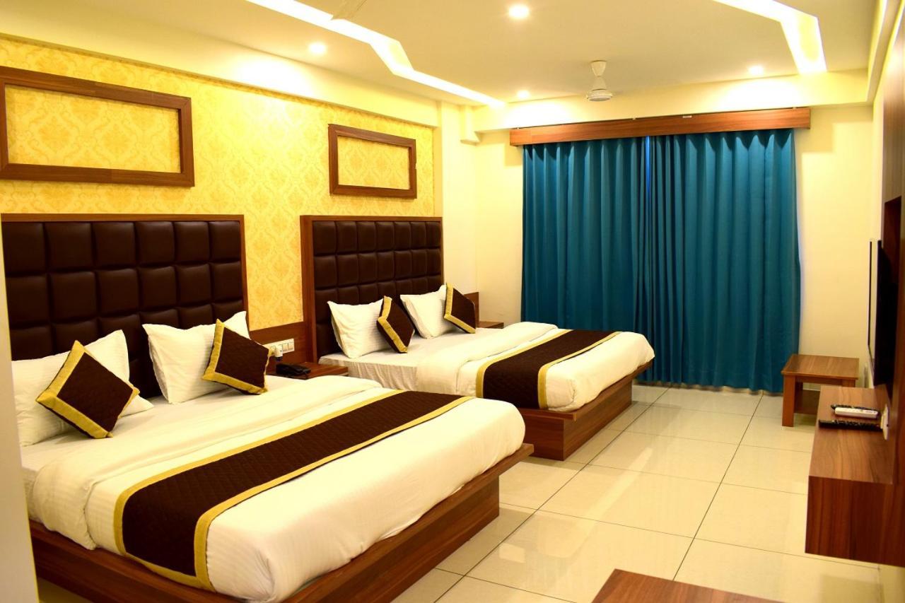 Hotel Royal Square By Sky Stays Ahmedabad Bagian luar foto