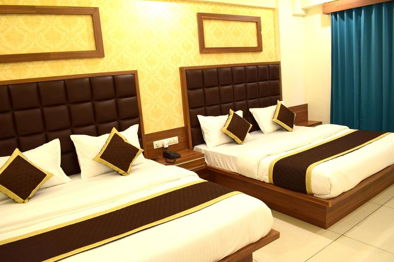 Hotel Royal Square By Sky Stays Ahmedabad Bagian luar foto