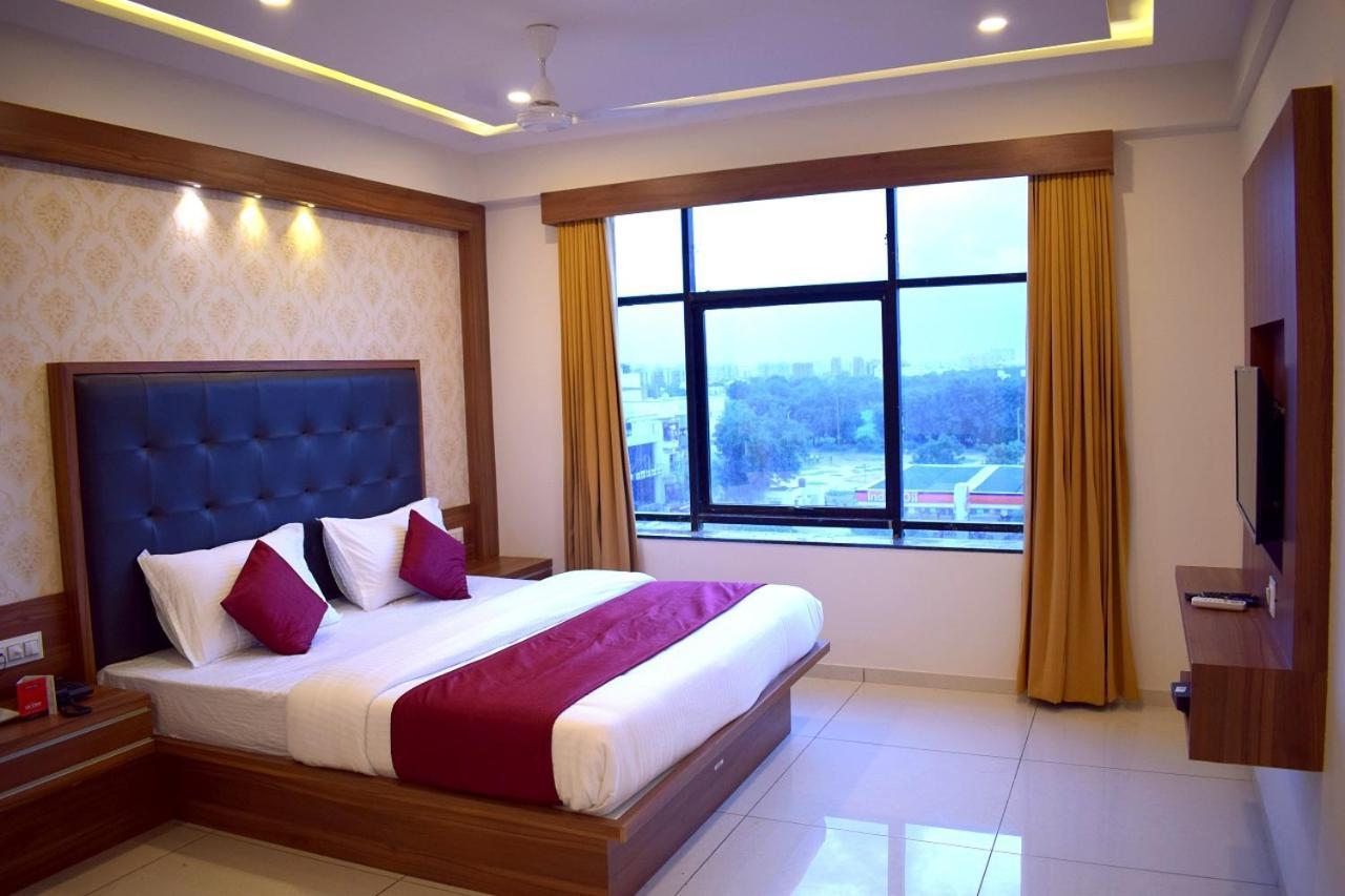 Hotel Royal Square By Sky Stays Ahmedabad Bagian luar foto
