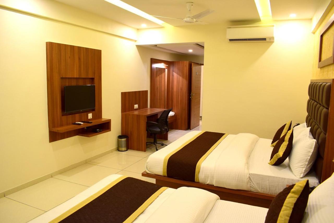 Hotel Royal Square By Sky Stays Ahmedabad Bagian luar foto