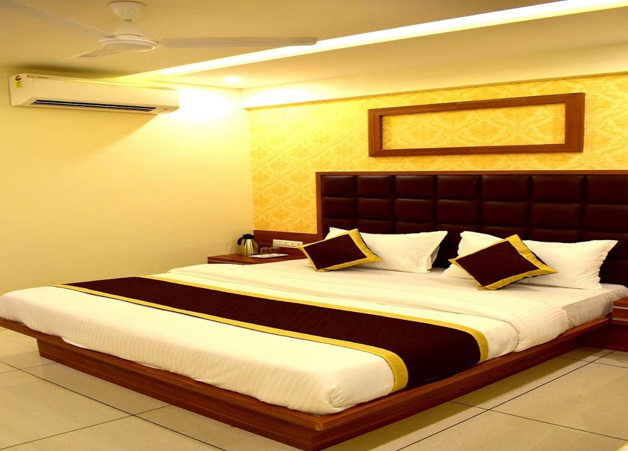 Hotel Royal Square By Sky Stays Ahmedabad Bagian luar foto
