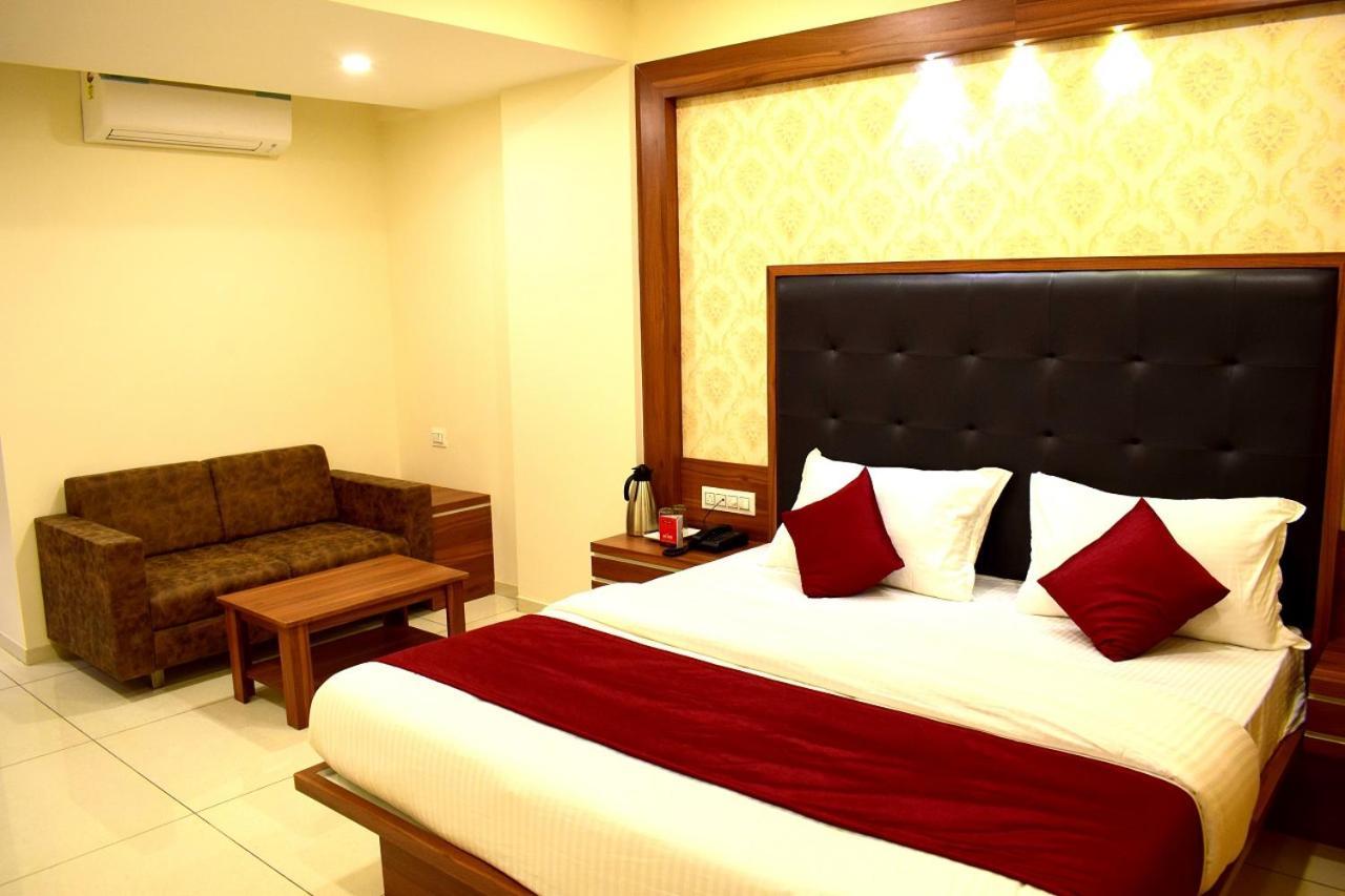 Hotel Royal Square By Sky Stays Ahmedabad Bagian luar foto