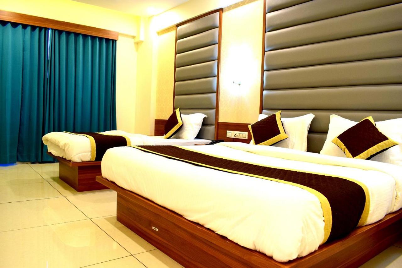 Hotel Royal Square By Sky Stays Ahmedabad Bagian luar foto