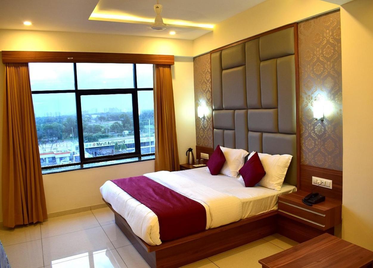 Hotel Royal Square By Sky Stays Ahmedabad Bagian luar foto