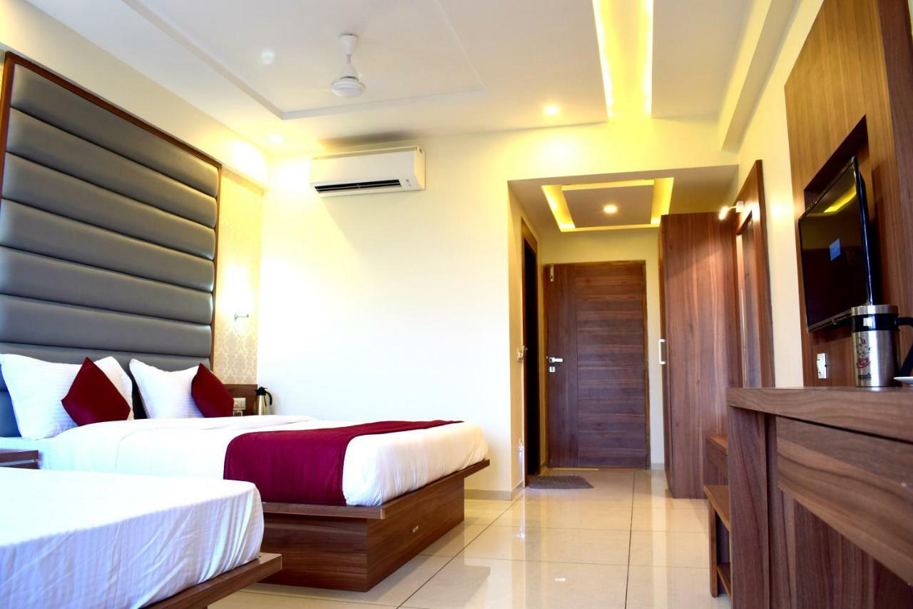 Hotel Royal Square By Sky Stays Ahmedabad Bagian luar foto
