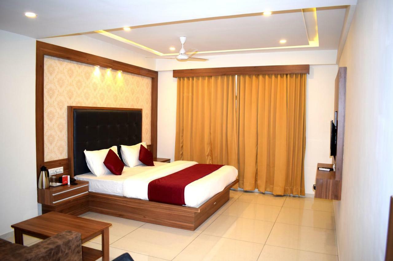 Hotel Royal Square By Sky Stays Ahmedabad Bagian luar foto