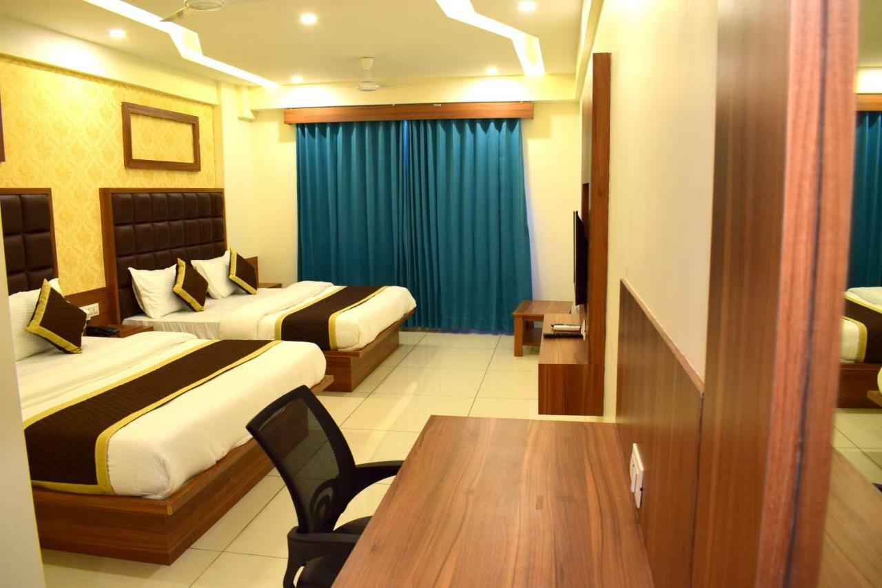 Hotel Royal Square By Sky Stays Ahmedabad Bagian luar foto