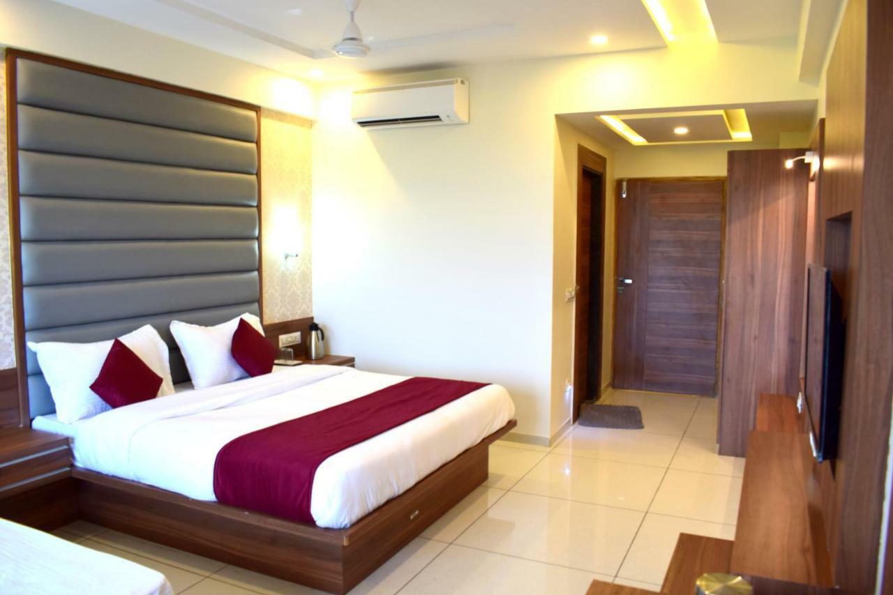Hotel Royal Square By Sky Stays Ahmedabad Bagian luar foto