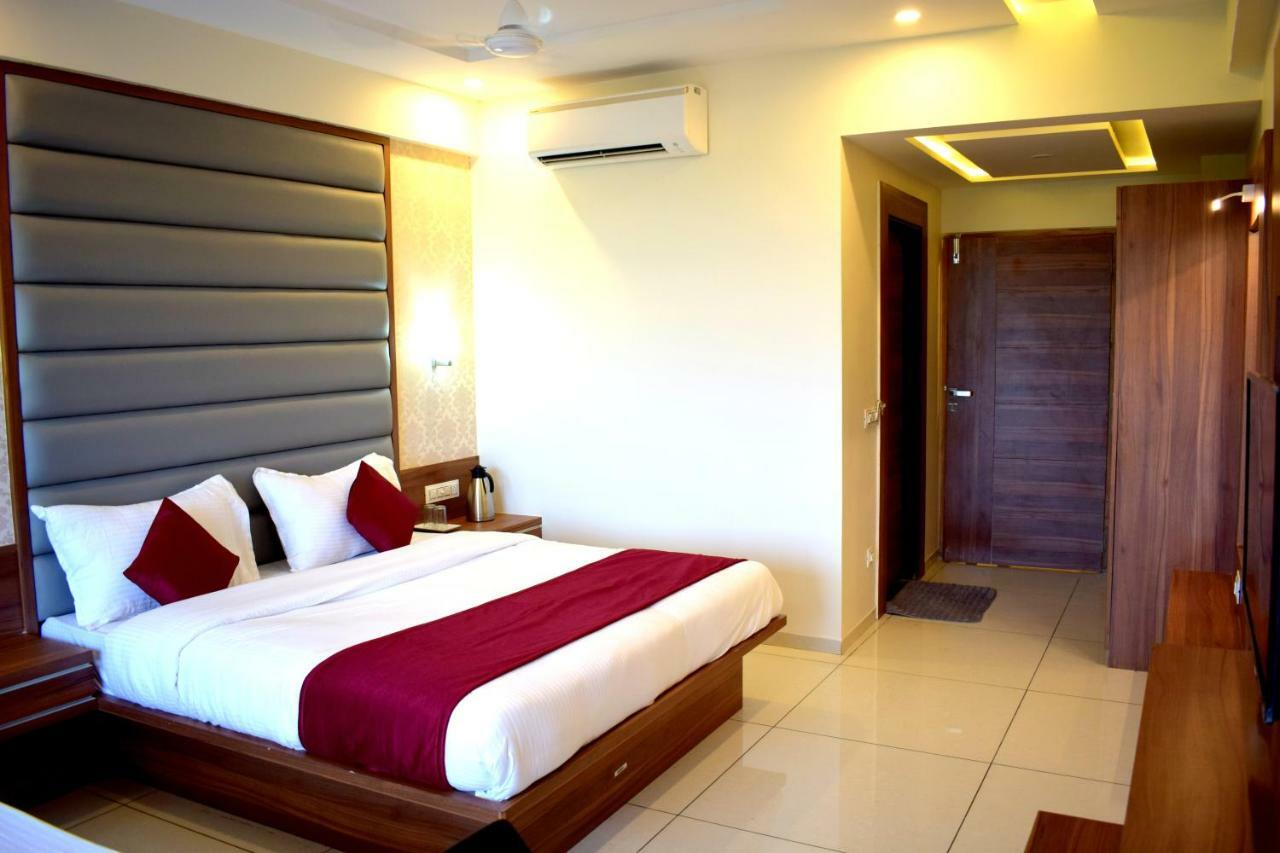 Hotel Royal Square By Sky Stays Ahmedabad Bagian luar foto
