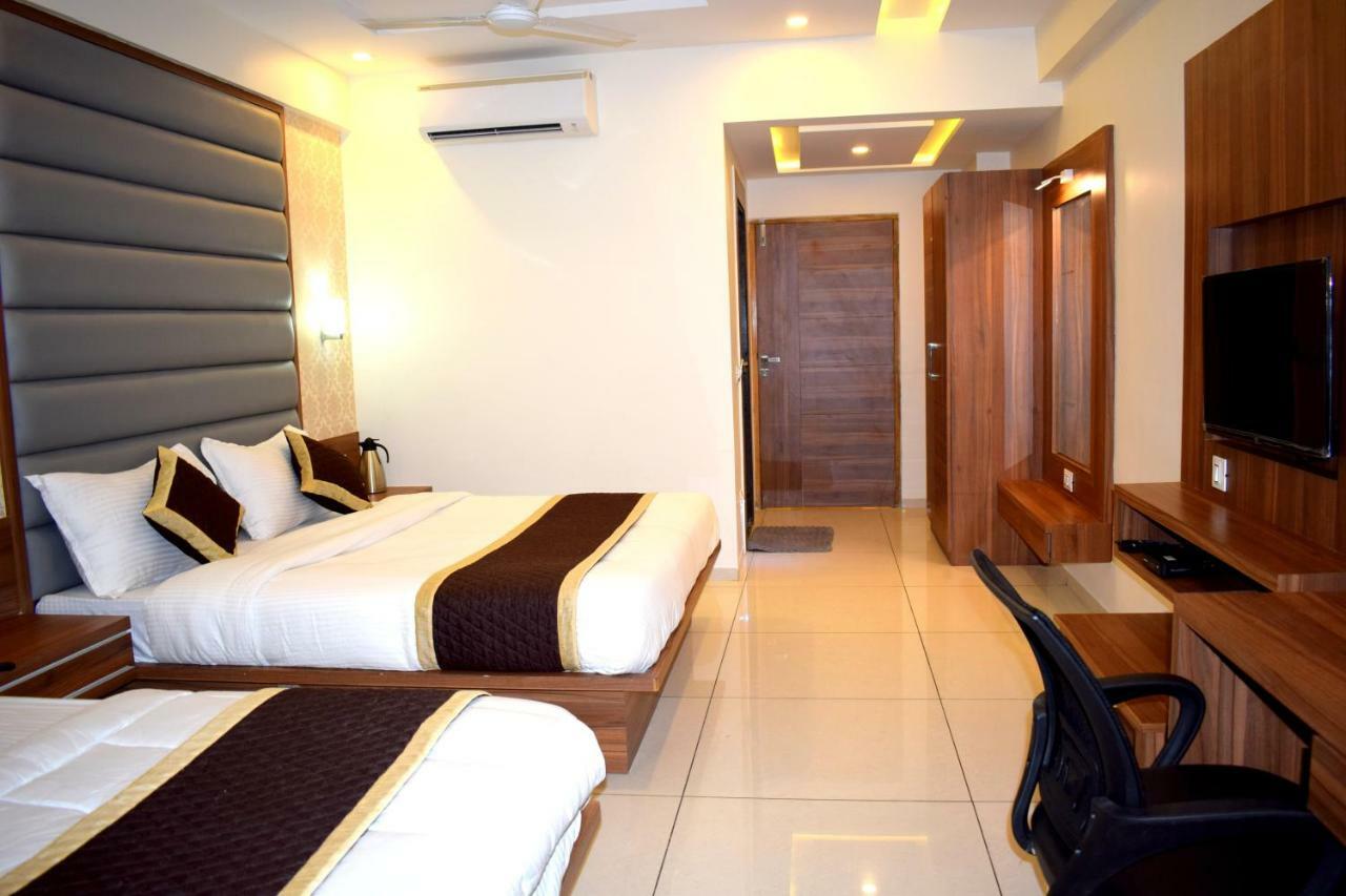 Hotel Royal Square By Sky Stays Ahmedabad Bagian luar foto