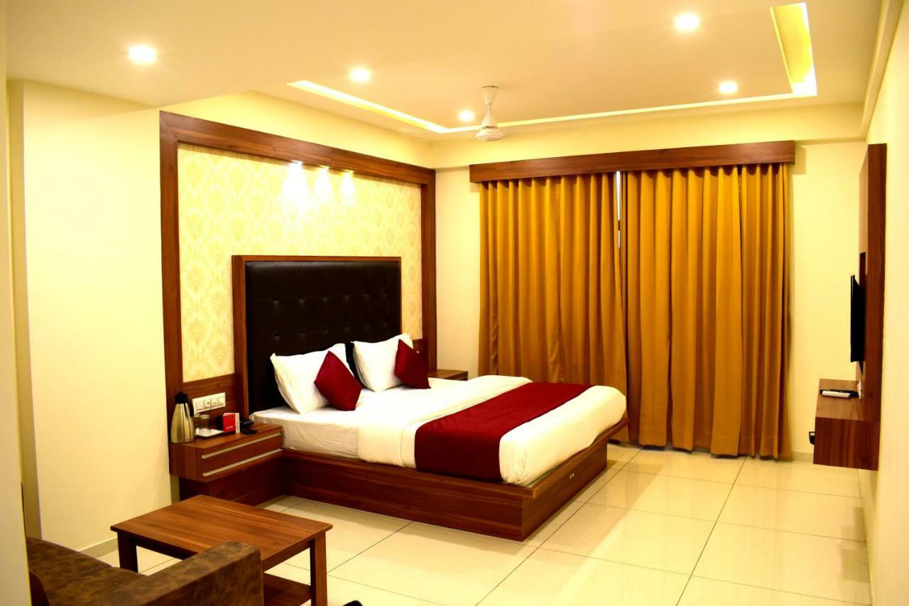 Hotel Royal Square By Sky Stays Ahmedabad Bagian luar foto