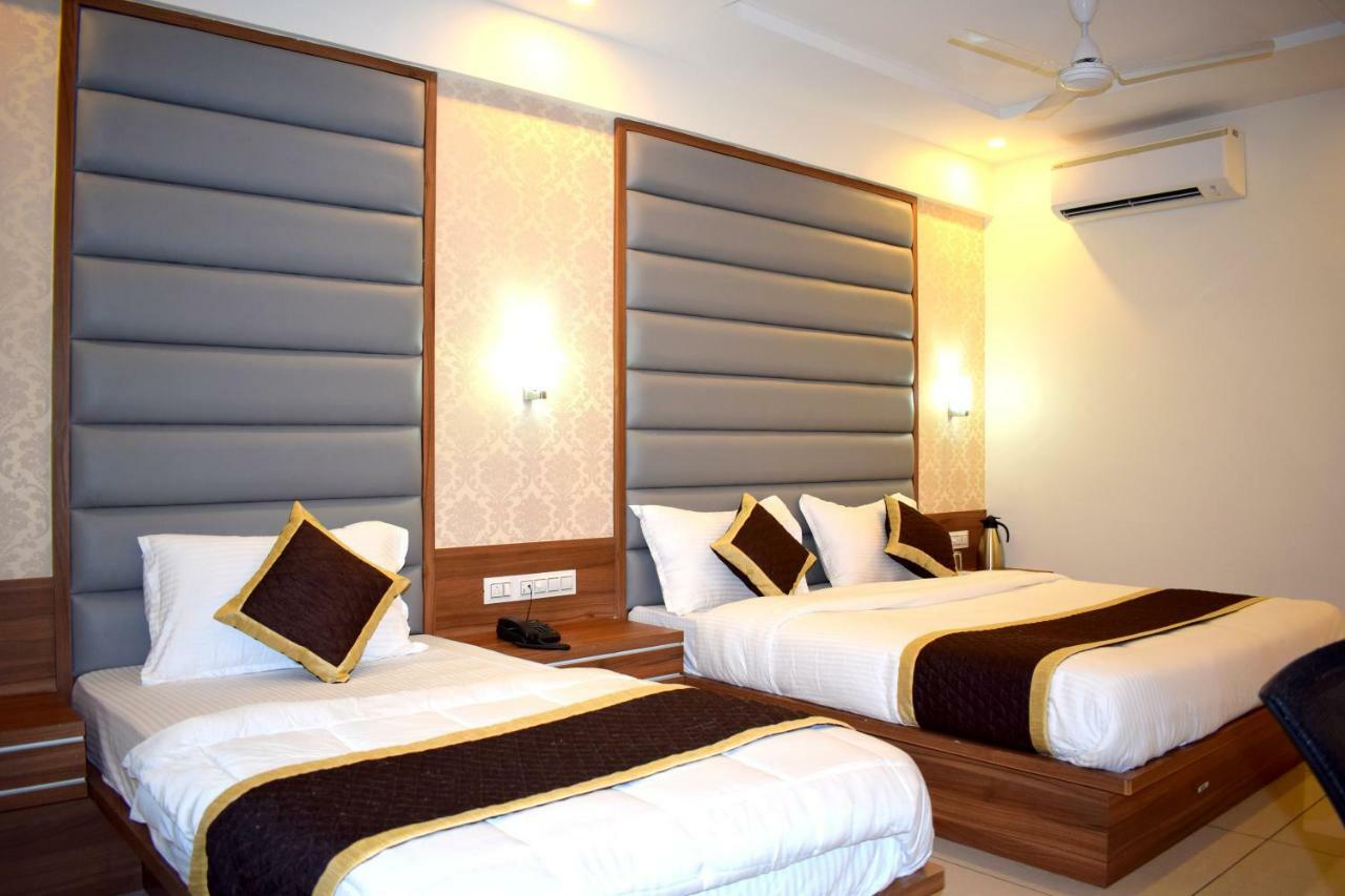 Hotel Royal Square By Sky Stays Ahmedabad Bagian luar foto
