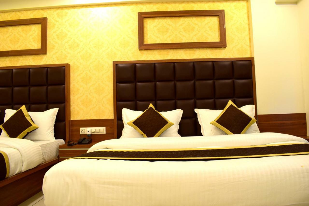 Hotel Royal Square By Sky Stays Ahmedabad Bagian luar foto