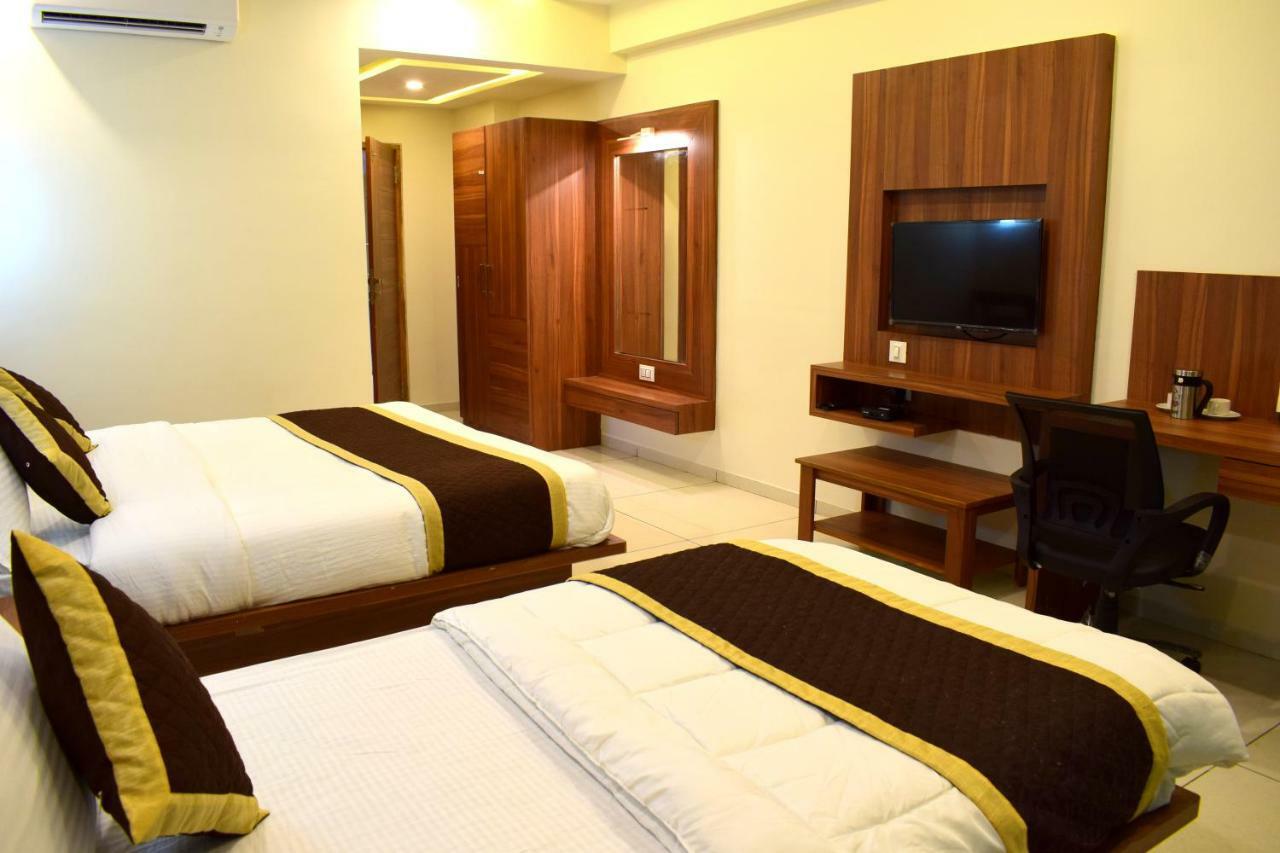 Hotel Royal Square By Sky Stays Ahmedabad Bagian luar foto