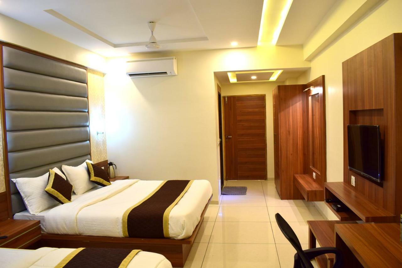 Hotel Royal Square By Sky Stays Ahmedabad Bagian luar foto