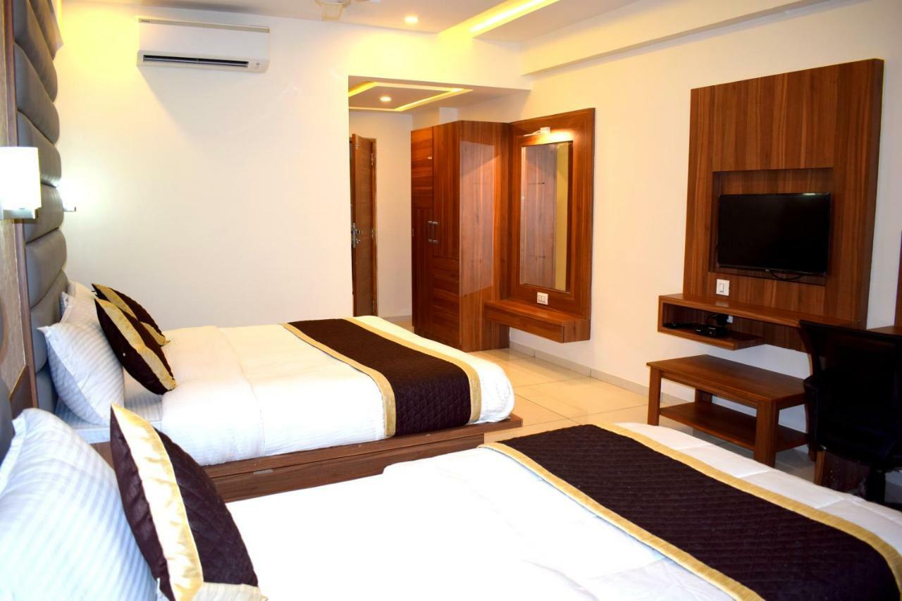 Hotel Royal Square By Sky Stays Ahmedabad Bagian luar foto