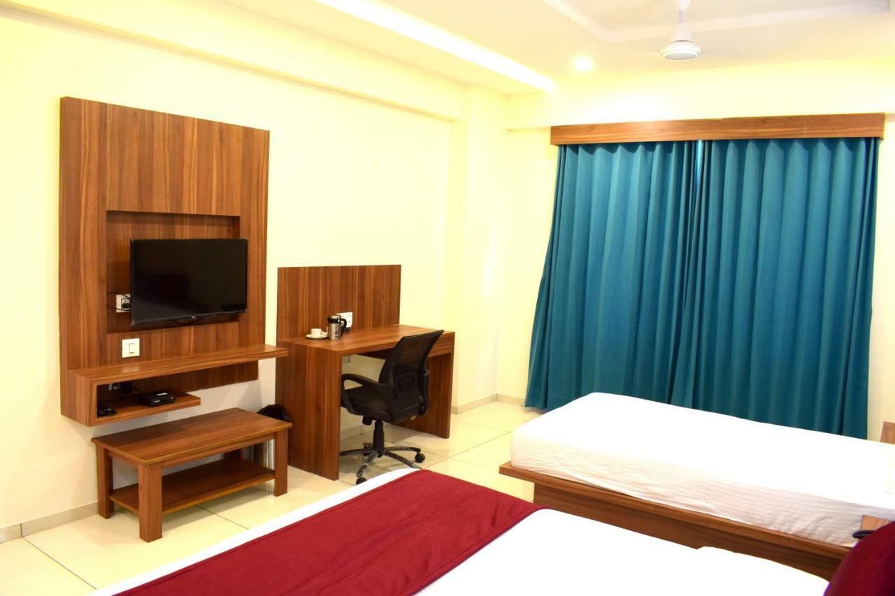 Hotel Royal Square By Sky Stays Ahmedabad Bagian luar foto