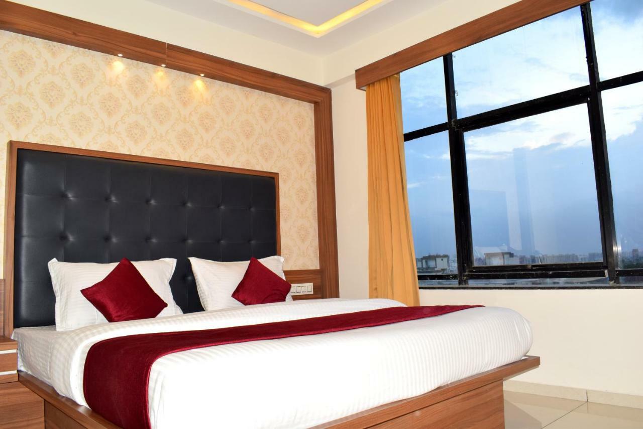 Hotel Royal Square By Sky Stays Ahmedabad Bagian luar foto