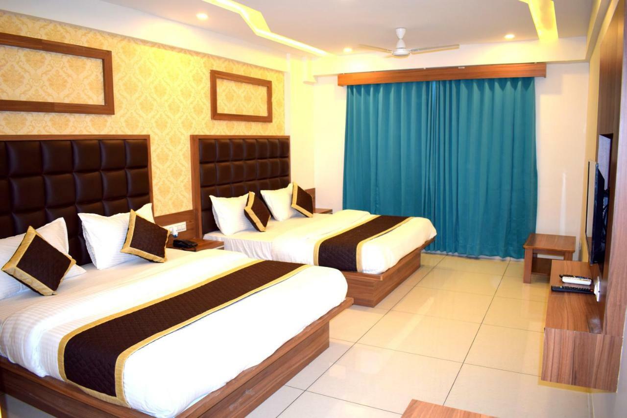 Hotel Royal Square By Sky Stays Ahmedabad Bagian luar foto