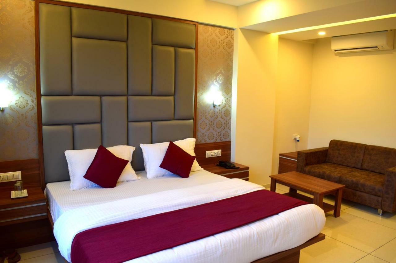 Hotel Royal Square By Sky Stays Ahmedabad Bagian luar foto