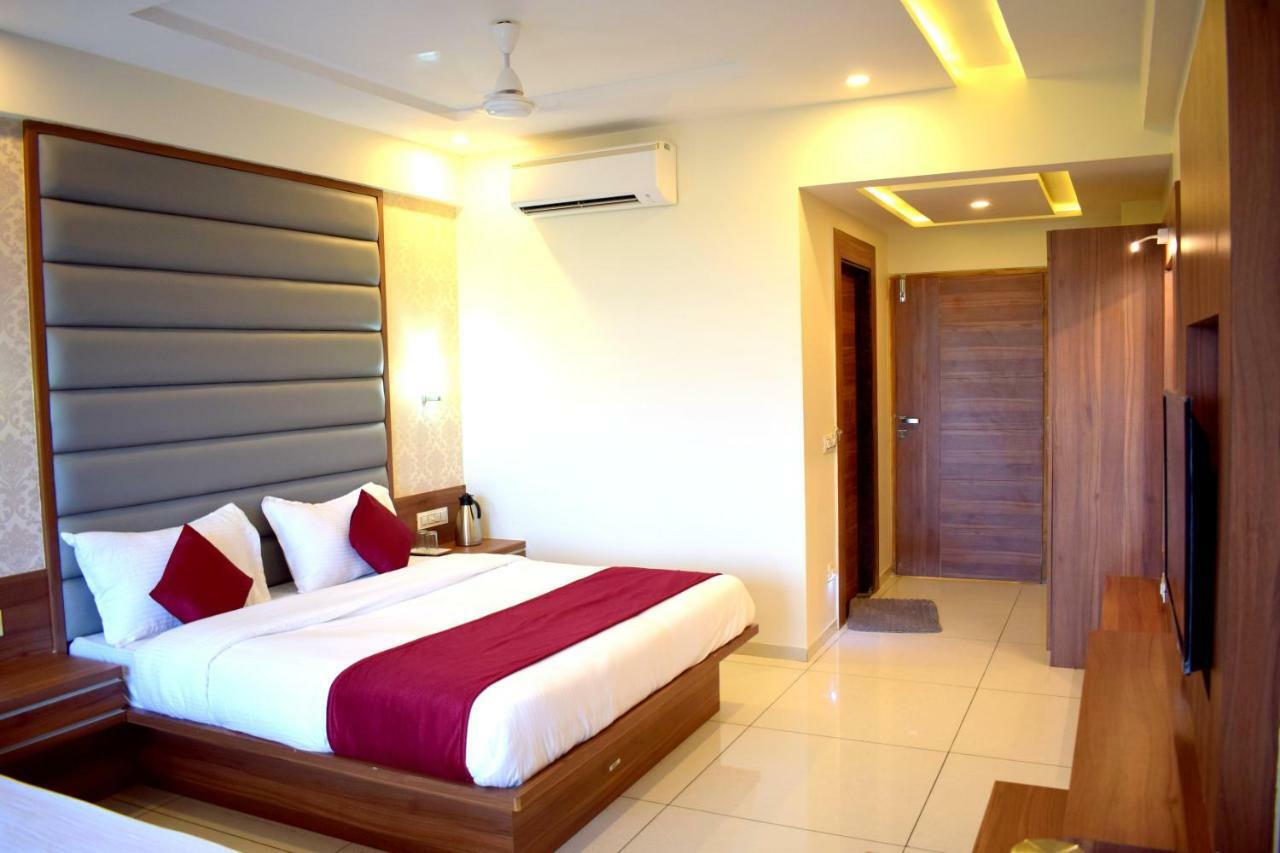 Hotel Royal Square By Sky Stays Ahmedabad Bagian luar foto
