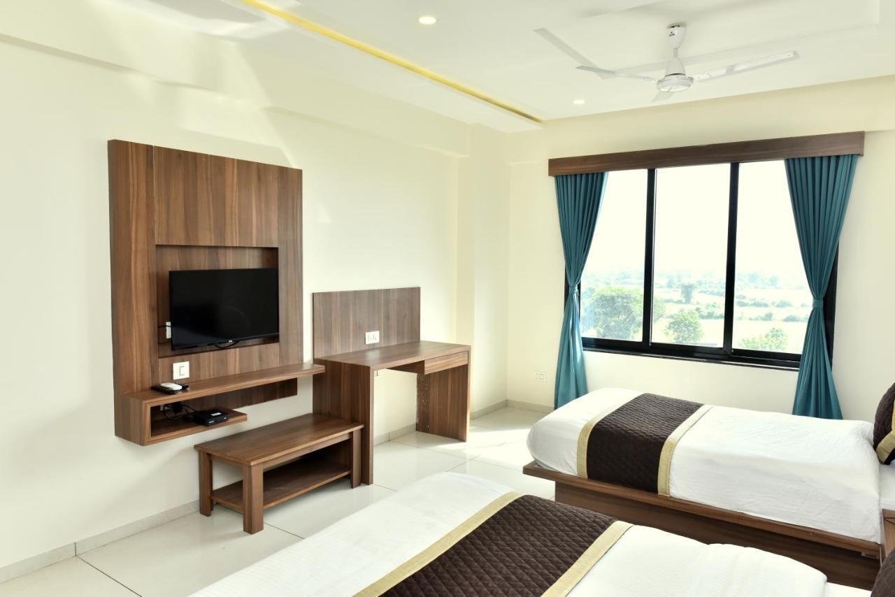 Hotel Royal Square By Sky Stays Ahmedabad Bagian luar foto