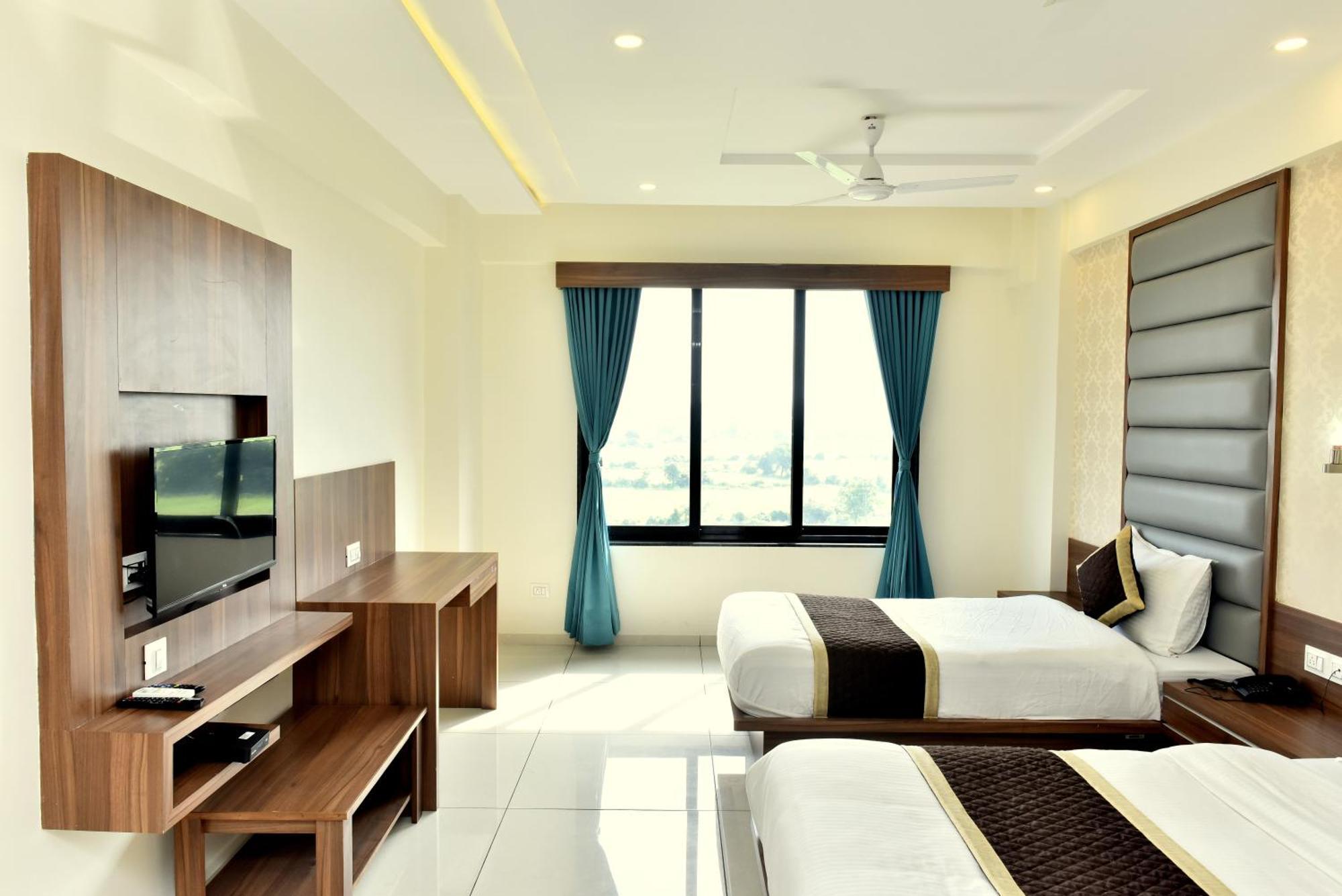 Hotel Royal Square By Sky Stays Ahmedabad Bagian luar foto