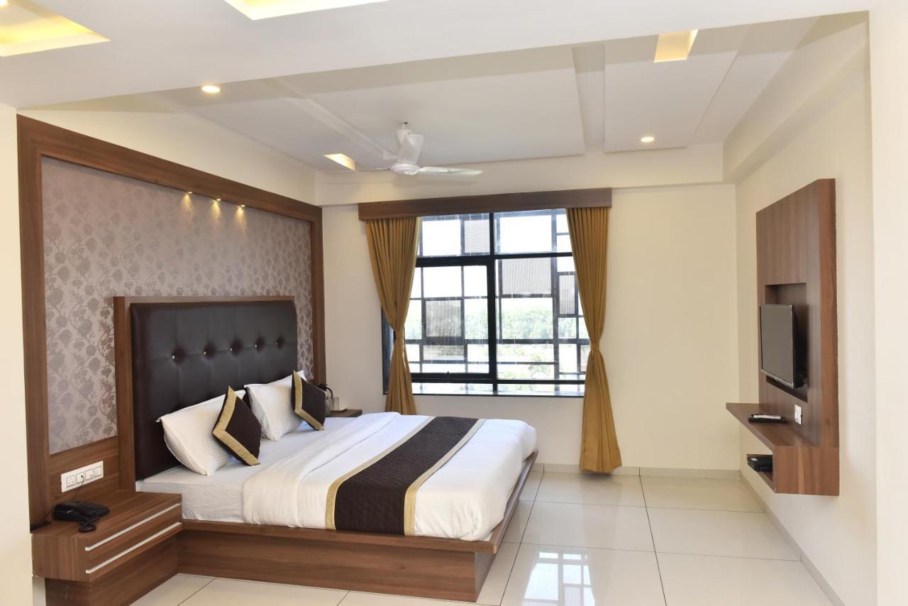 Hotel Royal Square By Sky Stays Ahmedabad Bagian luar foto