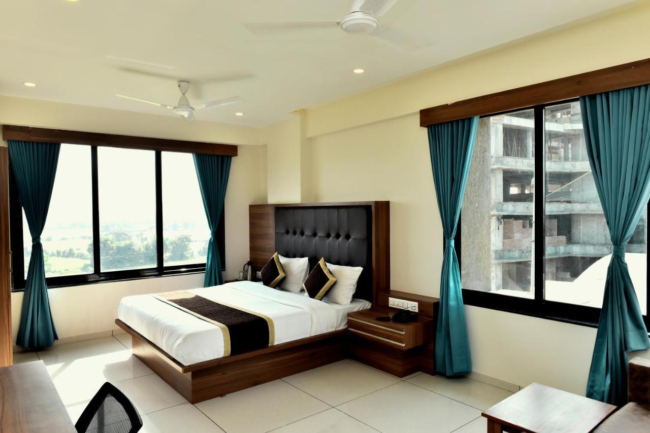 Hotel Royal Square By Sky Stays Ahmedabad Bagian luar foto