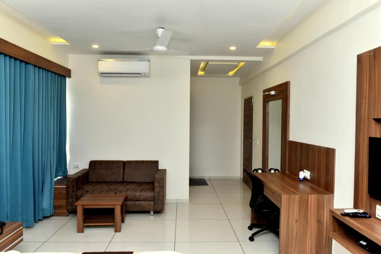 Hotel Royal Square By Sky Stays Ahmedabad Bagian luar foto
