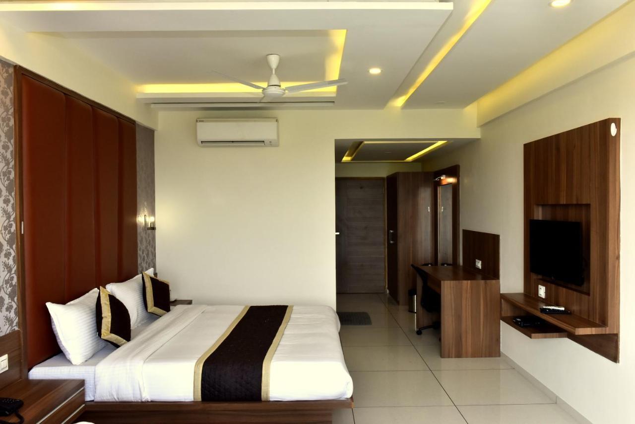 Hotel Royal Square By Sky Stays Ahmedabad Bagian luar foto