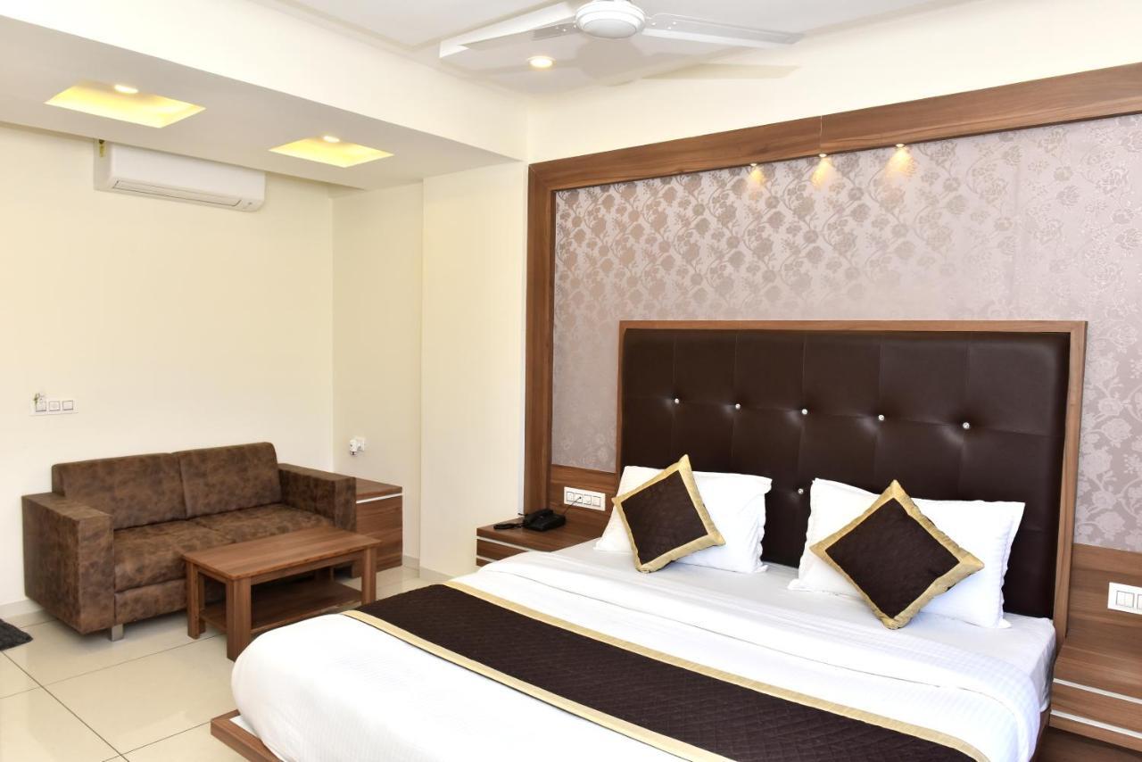 Hotel Royal Square By Sky Stays Ahmedabad Bagian luar foto